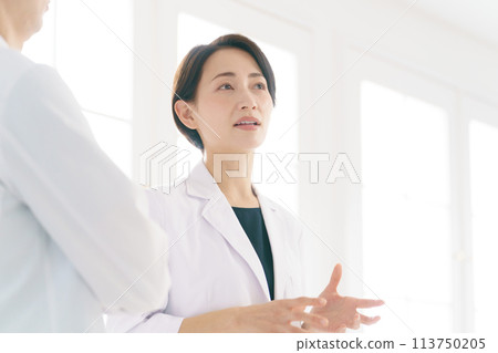 穿著白大褂的男人和女人的肖像 穿著白大褂的男人和女人的肖像 113750205