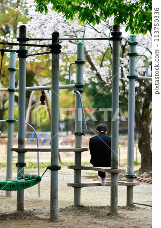 一名拒絕上學的學生在公園消磨時間 一名拒絕上學的學生在公園消磨時間 113750336