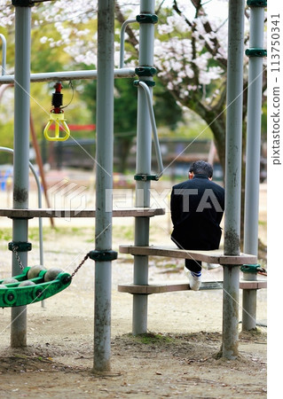 一名拒絕上學的學生在公園消磨時間 一名拒絕上學的學生在公園消磨時間 113750341