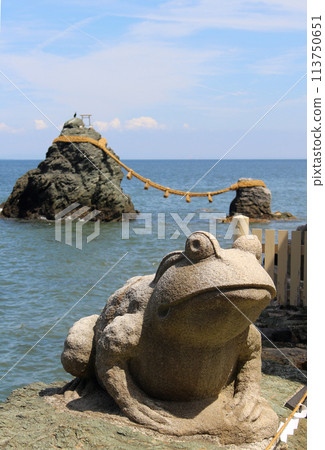 Futaminoura: Couple Rocks and Frog Statue 113750651