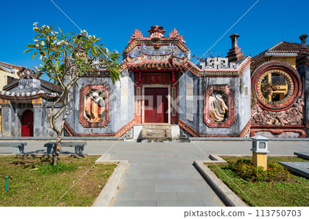 Gate of Ba Mu Pagoda in the streets of Hoi An, Vietnam 113750703