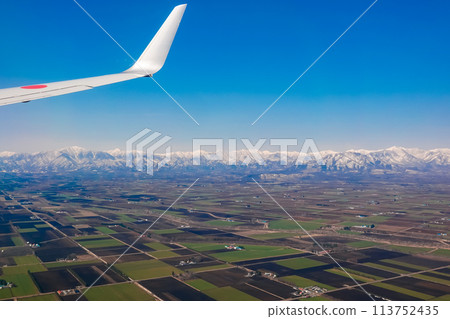 春天，十勝平原上的田野在十勝帶廣機場降落前 113752435