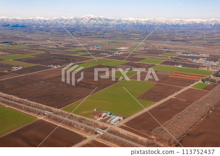 春天，十勝平原上的田野在十勝帶廣機場降落前 113752437