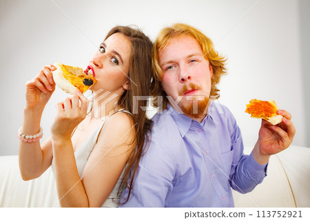 Couple eating pizza 113752921