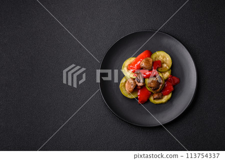 Delicious fresh grilled vegetables zucchini, bell peppers, mushrooms and onions Delicious fresh grilled vegetables zucchini, bell peppers, mushrooms and onions 113754337