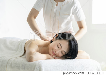 一名50多歲的女性在美容院接受治療 113754410