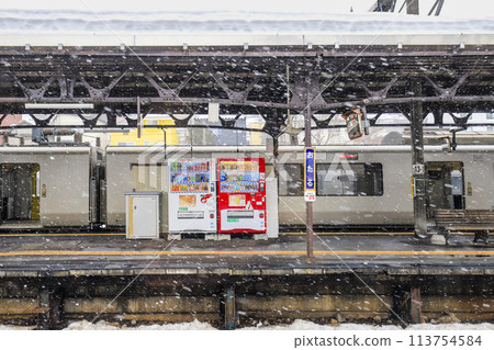 Snow continues to fall on the Otaru Station platform 113754584