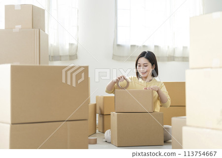 移動影像：年輕女子打包 113754667