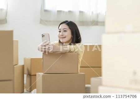 行動影像:拿著智慧型手機的年輕女子 行動影像:拿著智慧型手機的年輕女子 113754706