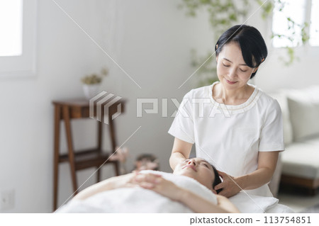 治療師進行頭部按摩 乾頭水療美容院形象 治療師進行頭部按摩 乾頭水療美容院形象 113754851