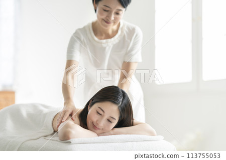 Beauty salon: Young woman receiving treatment 113755053