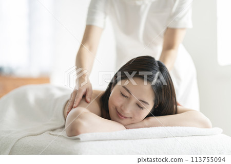 在美容院接受治療的年輕女子 113755094