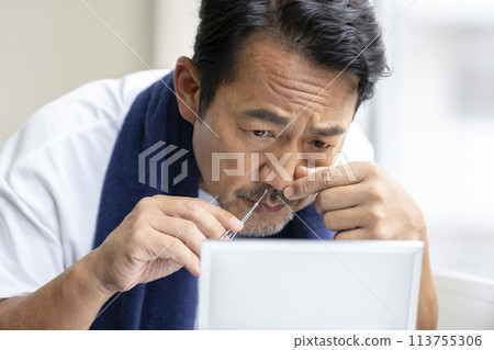 中年男子照鏡子剪鼻毛 中年男子照鏡子剪鼻毛 113755306