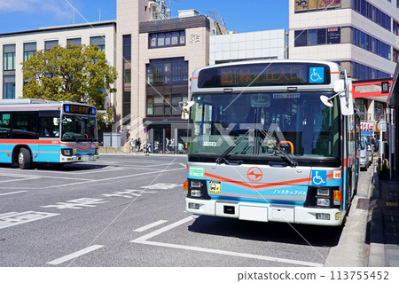 Keikyu Bus (Isuzu Erga) bound for Midorigaoka entrance stops in front of Kamakura Station Keikyu Bus (Isuzu Erga) bound for Midorigaoka entrance stops in front of Kamakura Station 113755452