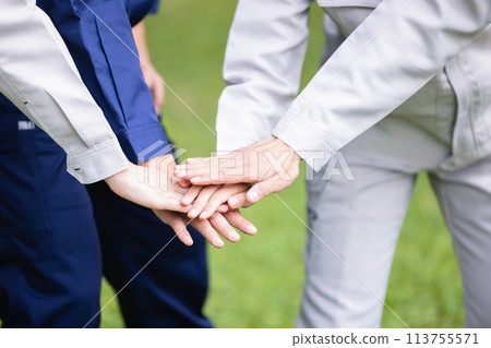 Businessman building a circle 113755571