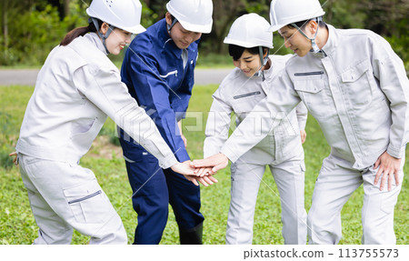 Businessman building a circle Businessman building a circle 113755573