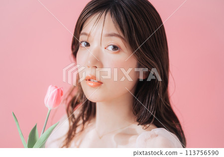 年輕女子和鮮花的美麗形象 113756590