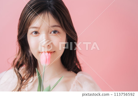 年輕女子和鮮花的美麗形象 113756592