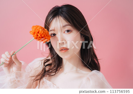 年輕女子和鮮花的美麗形象 113756595