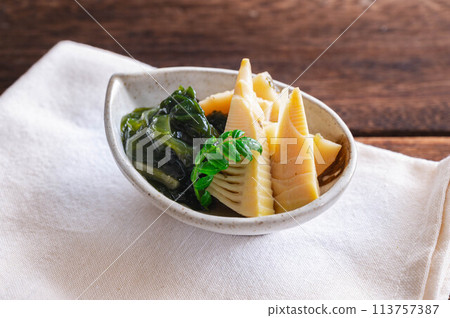 Boiled bamboo shoots and seaweed 113757387