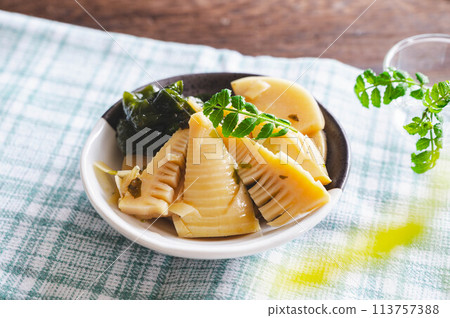 Boiled bamboo shoots and seaweed 113757388