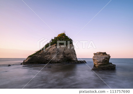 千葉縣夷隅市的麻雀島（夫妻岩）日落 113757690