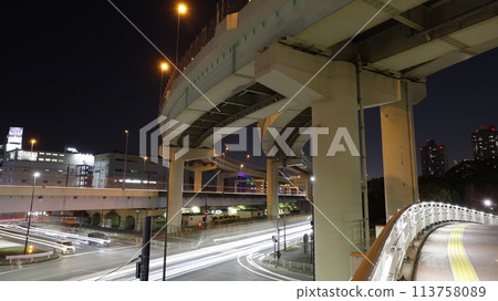 東京江東區首都高速公路灣岸線與國道 9 號深川線交會處辰巳交會處的夜景 113758089