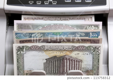 Old Yemeni rial in a counting machine Old Yemeni rial in a counting machine 113758312