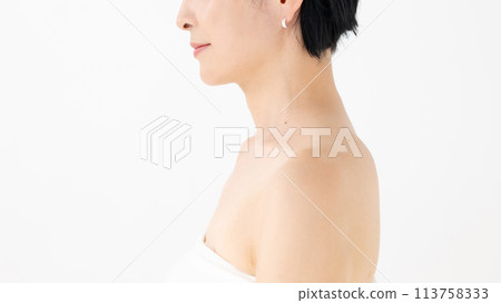 Beauty image of middle-aged women 113758333