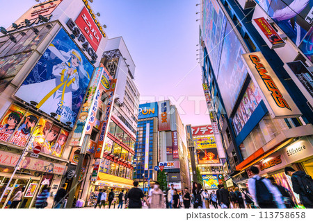 日本東京的城市景觀,俯瞰秋葉原和其他擠滿外國遊客的地區。與冠狀病毒爆發前相同的場景... = 19日 日本東京的城市景觀,俯瞰秋葉原和其他擠滿外國遊客的地區。與冠狀病毒爆發前相同的場景... = 19日 113758658