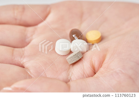 手上的各種藥丸 113760123