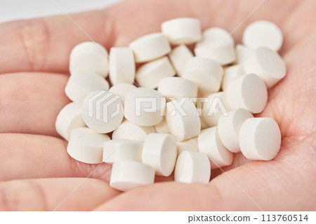 許多藥丸在你的手掌中 許多藥丸在你的手掌中 113760514