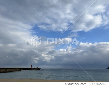 Clouds floating in the sea 113762702