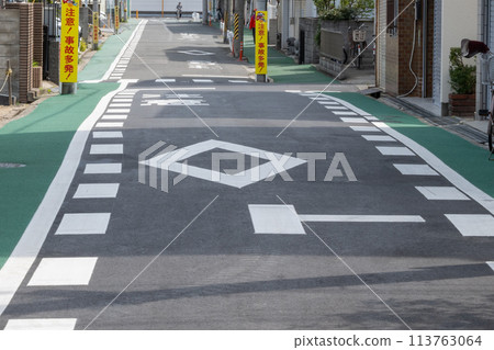 狹窄且危險的學校道路圖片 | 事故頻繁的警告牌圖片 | 大阪府大東市 113763064