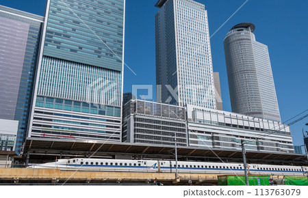 名古屋站前的摩天大樓和停止的東海道新幹線的形象 | 愛知縣名古屋站太鼓通出口前 113763079