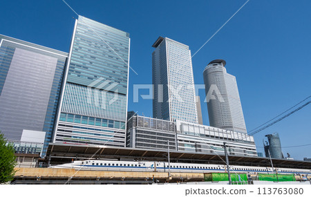 名古屋站前的摩天大樓和停止的東海道新幹線的形象 | 愛知縣名古屋站太鼓通出口前 113763080