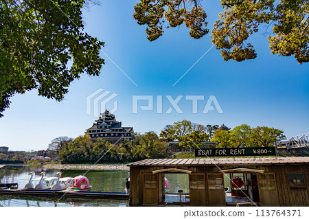 Okayama Prefecture: Okayama Castle seen from the moat side and the dock for the Swan Boat and Peach Boat 113764371