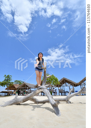 在海灘上玩耍的女孩（菲律賓潘達農島） 113764680