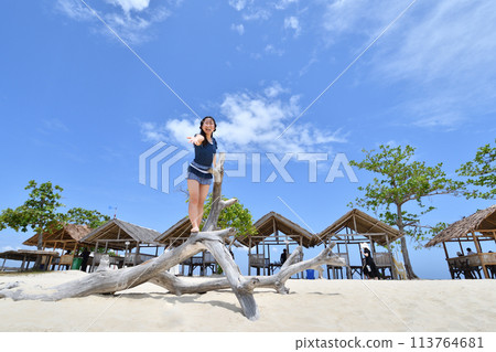 在海灘上玩耍的女孩（菲律賓潘達農島） 113764681