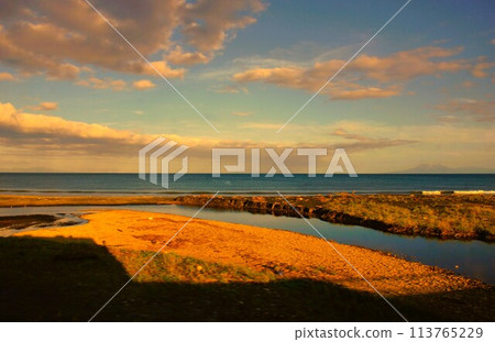 從函館本線的車窗看到的景色(黃昏)內浦灣 從函館本線的車窗看到的景色(黃昏)內浦灣 113765229