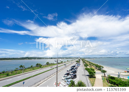 [沖繩縣]仲夏藍天的海底公路 113765399