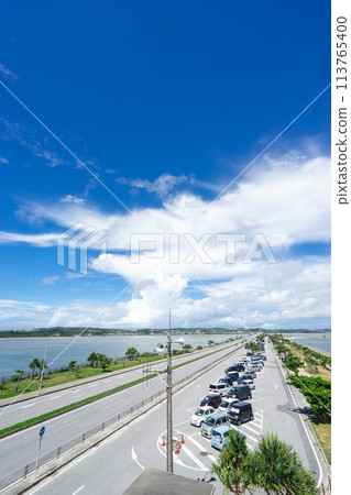 [Okinawa Prefecture] Under the clear blue sky of midsummer 113765400