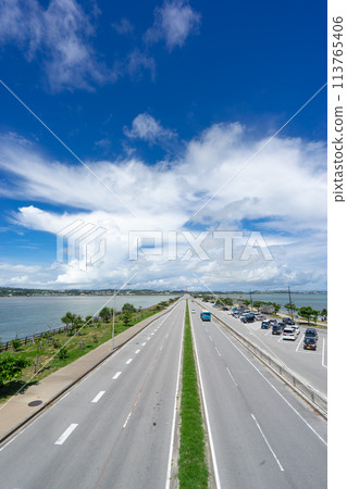[沖繩縣]仲夏藍天的海底公路 113765406