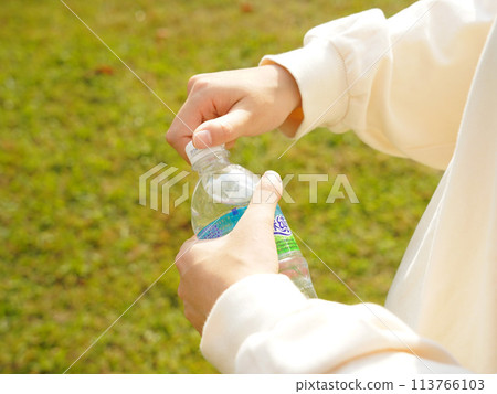 將塑膠瓶放入回收箱中 113766103