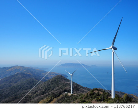 晨霧中的上關町和岩島的風力渦輪機（山口縣上關町） 113766217