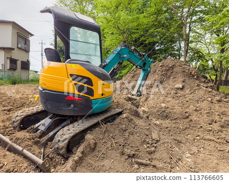 使用電鏟進行公園建設工作 113766605