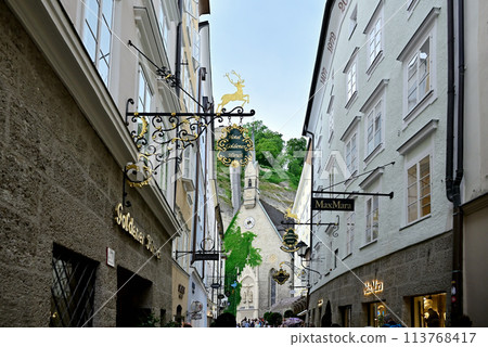 Getreidegasse 盡頭的 Blasius 教堂，兩旁裝飾著招牌 113768417