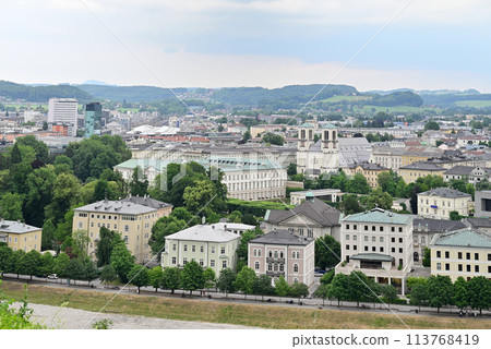 從僧侶山觀景台欣賞薩爾斯堡新城的米拉貝爾宮和聖安德魯教堂 113768419