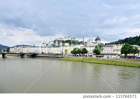 View of the Old Town of Salzburg from the Makart Bridge over the River Salzach 113768571