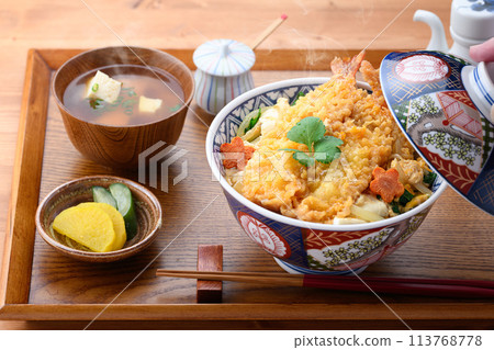 Shrimp tempura bowl (shrimp tempura bowl with egg) Shrimp tempura bowl (shrimp tempura bowl with egg) 113768778